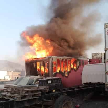 Descuido provoca incendio en caja de tráiler en Arteaga