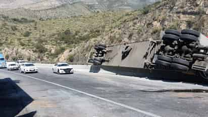 Vuelca tráiler en Los Chorros con dirección a Matehuala