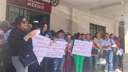 Ejidatarios de Villa Juárez se manifiestan a las afueras de las oficinas de Bienestar del Palacio Federal en Torreón (EL SIGLO DE TORREÓN) 