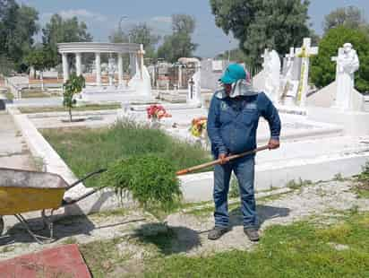 Ayuntamiento de Gómez Palacio realiza labores de limpieza en panteones municipales