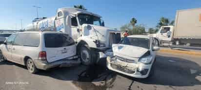 Cinco camionetas y dos vehículos resultaron dañados al ser impactado por una pipa en el Periférico