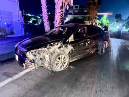 Choca contra camioneta y auto estacionados en el Centro de Torreón