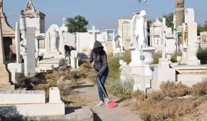 Continúan labores de limpieza en Panteón Municipal de San Pedro