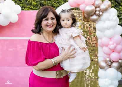 Irma Mijares Sandoval acompañada de sus papás e invitados a su festejo de cumpleaños.- ÉRICK SOTOMAYOR FOTOGRAFÍA