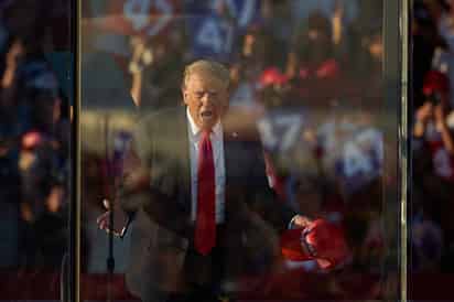 El expresidente de Estados Unidos y actual candidato presidencial republicano Donald Trump llega para hablar durante un mitin electoral en Coachella, California, el 12 de octubre de 2024. EFE/EPA/ALLISON DINNER