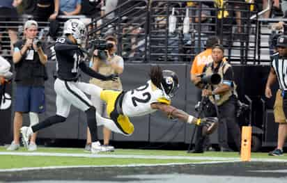 Najee Harris obtuvo su primera anotación terrestre en el Allegiant Stadium.