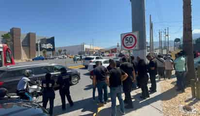 Riña violenta entre taxistas y manifestantes afuera de Administración Fiscal en Saltillo