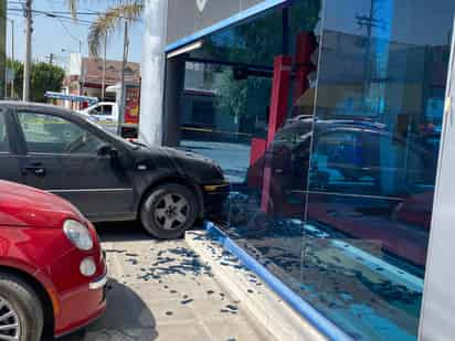 Se pasa el rojo y provoca fuerte accidente en el Centro de Torreón, los daños se estimaron en 250 mil pesos