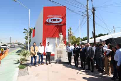 Con la develación del Monumento al Constructor se conmemoró el 51 aniversario de la CMIC Laguna; el alcalde Román Alberto Cepeda extendió su felicitación al sector constructor (EL SIGLO DE TORREÓN) 