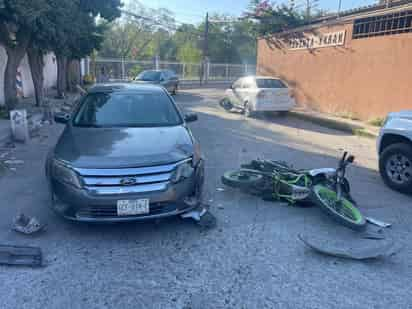 Auto impacta a motociclista y lo proyecta contra otra unidad en Lerdo