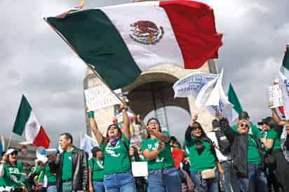 “Arriba la justicia, abajo la reforma (judicial)', exclamaron cientos de trabajadores del Poder Judicial (PJF), estudiantes y abogados en el Monumento a la Revolución durante la toma de posesión de Sheinbaum. Imagen: EFE/ Bienvenido Velasco