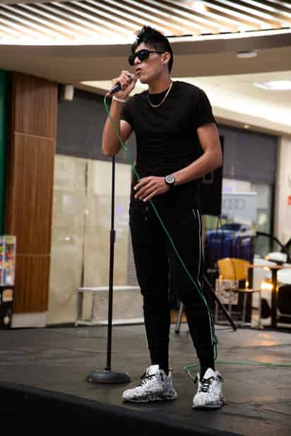 Érick Esparza ofreció una presentación musical en la Plaza Cuatro Caminos.