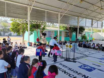 Capacitan a alumnos de la primaria Lázaro Cárdenas en Seguridad Vial