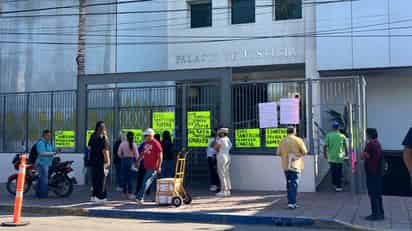 Madres en la manifestación a las afueras del Palacio de Justicia de Gómez Palacio el pasado 4 de octubre. 