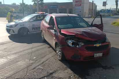 Chocan dos autos en Torreón: conductores afirman que sus semáforos estaban en verde