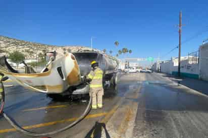 Incendio de pipa en Torreón moviliza a cuerpos de emergencia