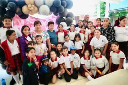 La maestra María Guadalupe Fuentes Galindo en compañía de su esposo Enrique Terrazas Olague y sus nietos Nahomi, Tadeo, Mateo, Luka y Luciana.