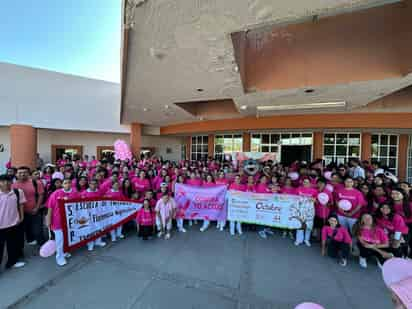 Personal de la clínica del Magisterio durante el Día Mundial de la Lucha contra el Cáncer de Mama (EL SIGLO DE TORREÓN)