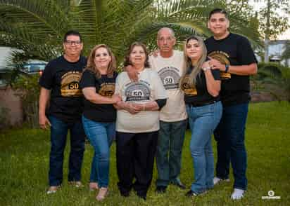 Gloria Ruiz de Sánchez e Ignacio Sánchez Quiñones, acompañados de toda su familia.