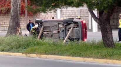 Conductor lesionado tras volcarse por exceso de velocidad en Saltillo