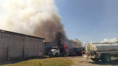 Se incendia tráiler cargado con pacas en Lerdo