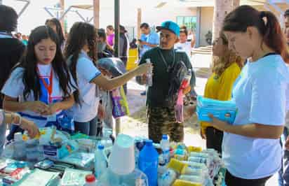 Estudiantes apoyan a familiares de pacientes del Hospital General.