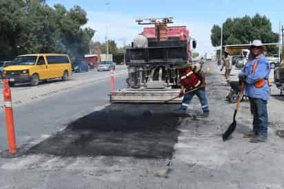 A partir del año próximo se dará inicio a un programa intensivo de bacheo, recarpeteo y pavimentación
en la ciudad. (EL SIGLO DE TORREÓN)