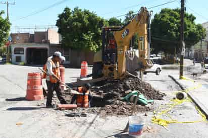 Colonias del sector poniente de Torreón enfrentan baja presión de agua por fuga en tubo