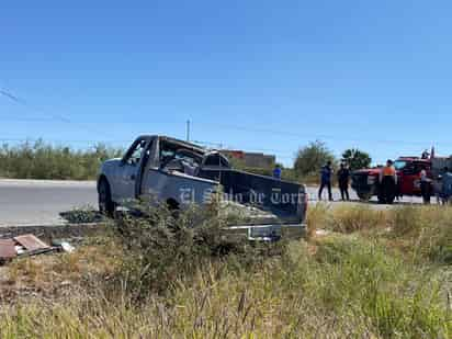 Volcadura en carretera al Esterito deja dos trabajadores heridos