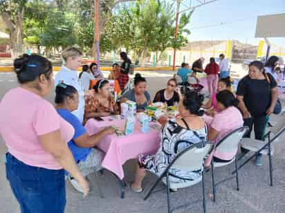 Las mujeres del ejido Eureka y de comunidades cercanas escucharon atentamente la plática.