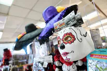 Mezcla de festejos. Disfraces de la famosa Catrina, así como maquillaje y máscaras de la misma, son muy solicitados en estas fechas debido a las actividades escolares o a los diferentes festejos que se realizan alrededor de la ciudad. (EL SIGLO DE TORREÓN)