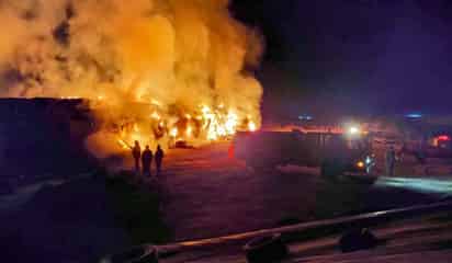 Fuego consume alimento para ganado, bomberos de Torreón, San Pedro y Matamoros intentaron ayudar