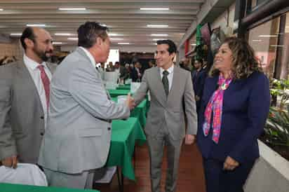 El lagunero Raymundo González Pinedo, Presidente de la Federación Mexicana de Taekwondo, saluda a los titulares de la Conade y COM. (Especial)