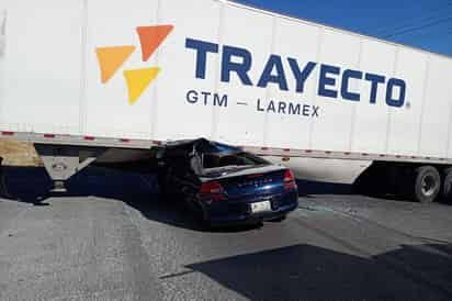 Joven sobrevive de milagro tras quedar atrapado bajo un tráiler en Ramos Arizpe