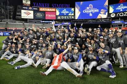 Los peloteros del equipo angelino celebraron sobre la grama del Yankee Stadium, luego de conseguir el octavo título en la historia de la franquicia, el primero desde 2020 y el segundo bajo el mando de Dave Roberts.