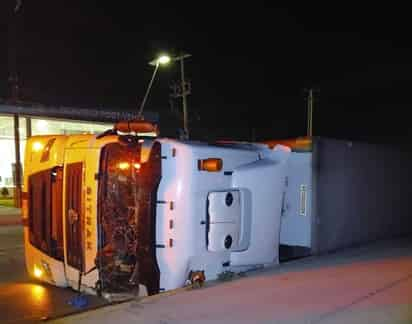 Volcadura en el Libramiento Oscar Flores Tapia deja al conductor herido tras perder el control a alta velocidad