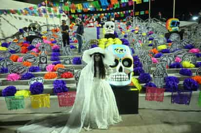 Instalan altar monumental de Día de Muertos en la Plaza Mayor de Torreón