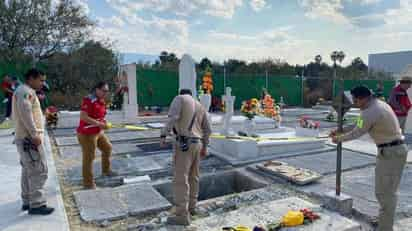 Mujer termina adentro de una cripta cuando iba visitar la tumba de su madre