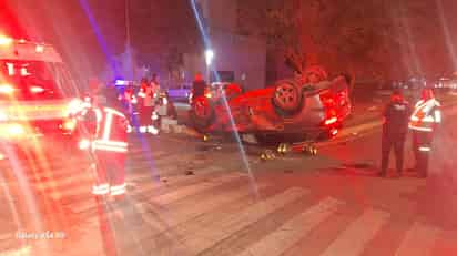 En Torreón, menor de edad choca y vuelca en su camioneta durante la madrugada