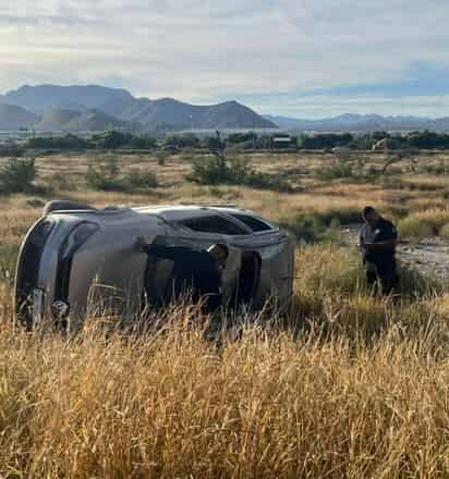 Vuelca camioneta en Ramos Arizpe; dos resultan lesionados