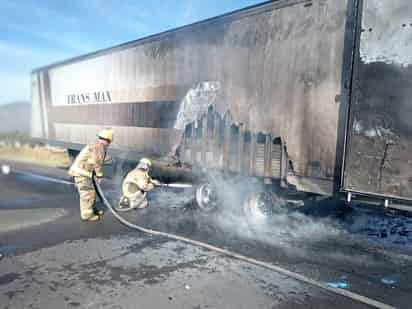 Fuego consume dos camionetas que eran transportadas en un tráiler en Lerdo