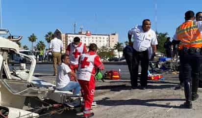 Grúa brinca camellón central del Periférico de Torreón y choca contra cinco unidades