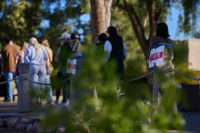 Arizona vota en colegios electorales blindados con guardias, drones y perímetros vallados