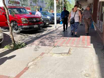 En la calle Rodríguez se detectaron algunos registros del drenaje quebrados o abiertos. (EL SIGLO DE TORREÓN)