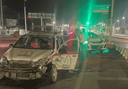 Fuerte choque entre un taxi y una camioneta frente al Lienzo Charro de Gómez Palacio