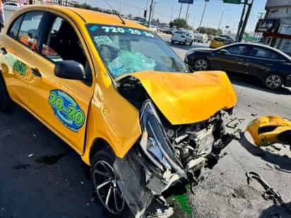 Conductor de un Camaro y taxista protagonizan choque en Torreón