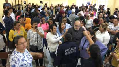 Estalla protesta en primaria de Torreón donde niño disparó en salón de clases