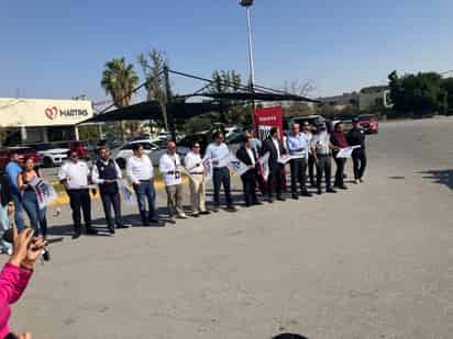 Arranque del operativo del Buen Fin se realizó la mañana de este jueves en el estacionamiento de un restaurante ubicado en el cruce del bulevar Miguel Alemán y la calle Victoria de Gómez Palacio. (EL SIGLO DE TORREÓN)