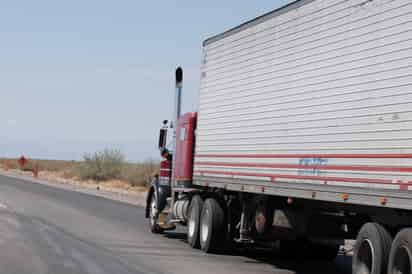 Vehículos de transporte de mercancía que van de La Laguna con rumbo a Monterrey. (ARCHIVO)