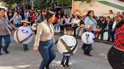 Pequeños desfilan por las calles de Lerdo por aniversario de la Revolución